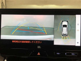 【パノラミックビューモニター(床下透過表示機能付)】クルマを上から見たような画像をディスプレイに表示し、運転席から確認しにくい箇所も確認できます。車両直下及びタイヤ付近のアンダーフロアの確認も可能です