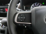 ステアリングスイッチ付き。前方から目を離すことなく操作することが可能です。