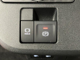 【電動パーキングブレーキ+オートブレーキホールド機能】 指先だけで簡単に操作が可能なパーキングブレーキ、スイッチを押すとブレーキペダルから足を離してもブレーキを保持できるオートブレーキホールド搭載。