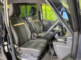 運転席まわりには十分なスペースがあり、大柄な方でもゆったり運転していただける環境です。
