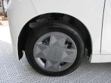 日産純正のホイールキャップが装着されてます。