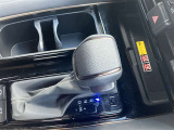無段変速が魅力のCVT車です。発進から加速までアクセルを一定にして走ることで滑らかに走ります。車内も静かで振動もごくわずか!!CVT車もATの一種なので、もちろんAT限定免許で運転OKです!