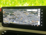 周辺の道路や現在地を画面上で確認でき、目的地までのルート検索も直感的に行えます。慣れない道へ出かける際にも、行き先の確認をサポートしてくれる便利な装備です。