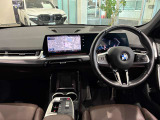 コックピットは、BMWらしくセンター・コンソールがドライバーに向けて傾けられた設計になっています。