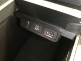 センターコンソールボックス内には、充電用USB端子(Type-C)とHDMI入力端子が設置されています。
