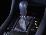 【シフトレバー】シフトもとても操作しやすいデザインになっております。運転する人の事を第一に考えた操作性の高い仕様です。
