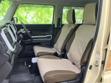 運転席と助手席には明るい色の座面と落ち着いた色のサイド部分を組み合わせたシートを採用。窓からの見通しもよく、前席に座る方がゆったりと過ごせる、まとまりのある室内空間です。