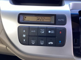 フルオートエアコンが装備されています!お好みの温度設定をするだけでエアコンの風量やモードの切り替えを自動でコントロールしてくれます!