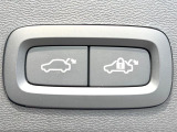 【パワーバックドア】スマートキーや運転席のボタンを押すだけでリアゲートが自動で開閉します!荷物を持っている時や、高い位置にあるバックドアを閉める際に便利な機能です。