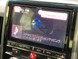 テレビ番組を表示でき、停車中の休憩時間に映像を楽しめます。画面から番組情報も確認できるため、待ち時間を車内で過ごす際にも便利なエンターテインメント装備です。