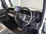 ◆視界広々で非常に運転しやすくロングドライブでも疲れを感じさせないすっきりとまとまったインパネ周りです。