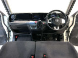 【前方視界】開放的な前方視界!運転がしやすく疲れにくいです♪窓が大きく、見通しがとっても良いおクルマですよ♪
