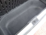 荷室下にも収納があります