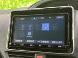 ラジオやテレビ、Bluetoothなどのソース選択画面を備え、目的に合わせて使い分けられます。画面下のボタンから各メニューにもアクセスでき、日常の移動を便利にサポートします。