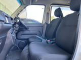 前席は左右に並んだシートと見通しのよい窓が印象的で、車内での視界を確保しやすい配置です。座面や背もたれの形状も確認でき、日常の移動を支える室内空間です。