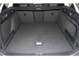 リアハッチドアが大きく開きますので、荷物の積み下ろしもしやすいです。トランクは広く、シートアレンジをすることで大きな荷物も乗ります。