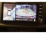 パノラミックビューモニター付きです。車両を上から見たような映像をディスプレイオーディオ画面に表示。運転席からの目視だけでは見にくい、車両周辺の状況をリアルタイムでしっかり確認できます。