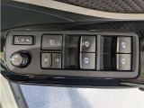 パワーウィンドウのスイッチですよ。 運転席に居ながら窓を開け閉めのコントロールできますよ。 ロック機能で、子供がイタズラして窓を開けるという事も無くなりますよ。