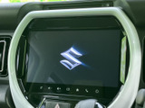 大きく見やすい画面を備え、ナビやオーディオなどの車内機能をまとめて扱える構成です。画面下には操作アイコンも並び、目的の機能へアクセスしやすく、毎日の移動をサポートします。
