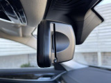 【ルームミラー一体型ETC】BMWといえばルームミラー一体型のETC。ドライバーから差し込めるかたちになっておりますので、差し忘れの際も慌てずにご利用いただけます。
