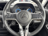 手元には複数のスイッチがまとまり、運転姿勢を保ったまま車内の各種機能へアクセスしやすい造りです。握りやすい形状で、毎日の運転をサポートします。