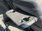 運転席と助手席の間にドリンクホルダー付いてます