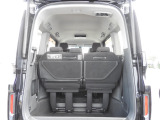 ★ラゲッジスペース★タテ開けで、大開口。荷物の積み降ろしがラクにできるよう、テールゲートの開口幅は広く、床は低い設計としています。自転車などの大きな荷物もスムーズに積み込めます!