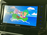 映像を画面に表示できるモニターを備え、停車中の待ち時間などにも活用できます。画面が見やすい位置に設置されており、日常のお出かけで同乗者にも便利にお使いいただけます。