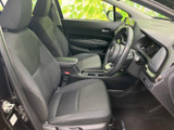 運転席と助手席には身体を支える形状のシートが備わり、前方の視界も確保しやすい室内です。落ち着いた色合いでまとまり、乗り降りの際も室内全体を見渡しやすくなっています。