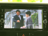 テレビ番組を楽しめる画面を備えており、停車中の休憩時間などに映像を視聴できます。画面の表示内容を確認しながら、くつろぎのひとときにご活用いただけます。