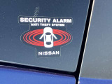セキュリティアラーム、ドアのこじ開けで車両ホーンとハザードランプ点灯で周囲に異常を知らせます。