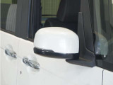◆ドアミラーウインカー◆ドアミラーにウインカーを装備しています。対向車に自身の進行方向を合図し安全に運転できます。