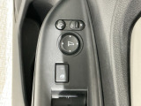 狭い駐車場で便利な電動格納ドアミラーが付いています。