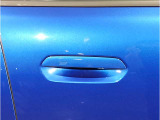 BMWのドアを閉めた時の重厚感は所有者様の満足度を高めてくれます。