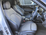 【運転席シート】人間工学に基づき形成した形状が長時間のドライブ疲労も軽減します。すべての走りを特別な出来事に変える様に設計されています。