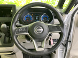 手元にスイッチ類がまとまり、運転姿勢を保ちながら必要な操作にアクセスしやすい配置です。メーターとの位置関係も分かりやすく、毎日の運転を支えます。