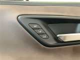 運転席ドアに運転席パワーシートのポジション設定が出来るドライビングポジションメモリースイッチが付いています