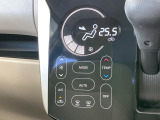 【オートエアコン】一度お好みの温度に設定すれば、車内の温度を検知し風量や温度を自動で調整。暑い&hellip;寒い&hellip;と何度もスイッチ操作をする必要はありません。快適な車内空間には必須の機能ですね♪