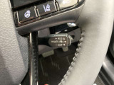 前方の車との車間を設定し、スピードを上げたり緩めたりを自動で行ってくれる追尾式の「レーダークルーズ」。上級装備の一つです!高級車にしかつかない嬉しい機能です。