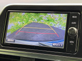 後方の様子を画面で確認でき、駐車時の周囲確認をサポートします。ガイド線も表示されるため、車庫入れや狭い場所での切り返しなど、日常の駐車に役立ちます。