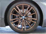 【BMWアロイホイル】軽量かつ強度に拘ったアロイホイル。走行性能ポテンシャルを引き出す設計。車の足元を引き締めてくれる大きなポイントはアロイホイルです。