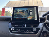 パノラミックビューモニター付きです。車両を上から見たような映像をディスプレイオーディオ画面に表示。運転席からの目視だけでは見にくい、車両周辺の状況をリアルタイムでしっかり確認できます。