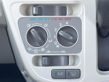 寒い冬も暑い夏も全席に快適な空調を届けてくれる、ダイヤル式エアコンを装備♪