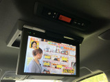 天井に設置されたモニターで映像を表示でき、停車中の待ち時間などにも活用できます。後席で過ごす時間の選択肢が広がり、同乗者にも便利な装備です。