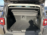 キーフォグボタンを押すだけでゲートが開き、カーゴスペースに荷物を収納できるパワーリフトゲート。広々とした荷室空間。