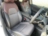 ゆったりと運転できる大きなシート☆シミやキズの見当たらないキレイな運転席です♪