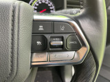 ステアリング上に運転支援や音量などのスイッチが配置され、手元で機能を確認しやすい構成です。表示が見やすくまとめられており、普段使いでも扱いやすい印象です。