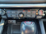 シンプルで操作しやすい運転席操作部