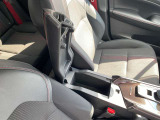 【センターコンソール】フタ付き小物入れ、シフトレバー下にも小物入れ ステッチまで専用NISMOレッド