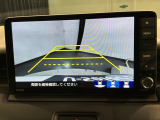 リバースギアに入れるだけで後方の表示へ切り替わります。夜間や雨の日の駐車も楽になりますよ。